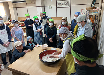 城東支部食文化研修会「そば作り体験と柴又散策」の活動報告